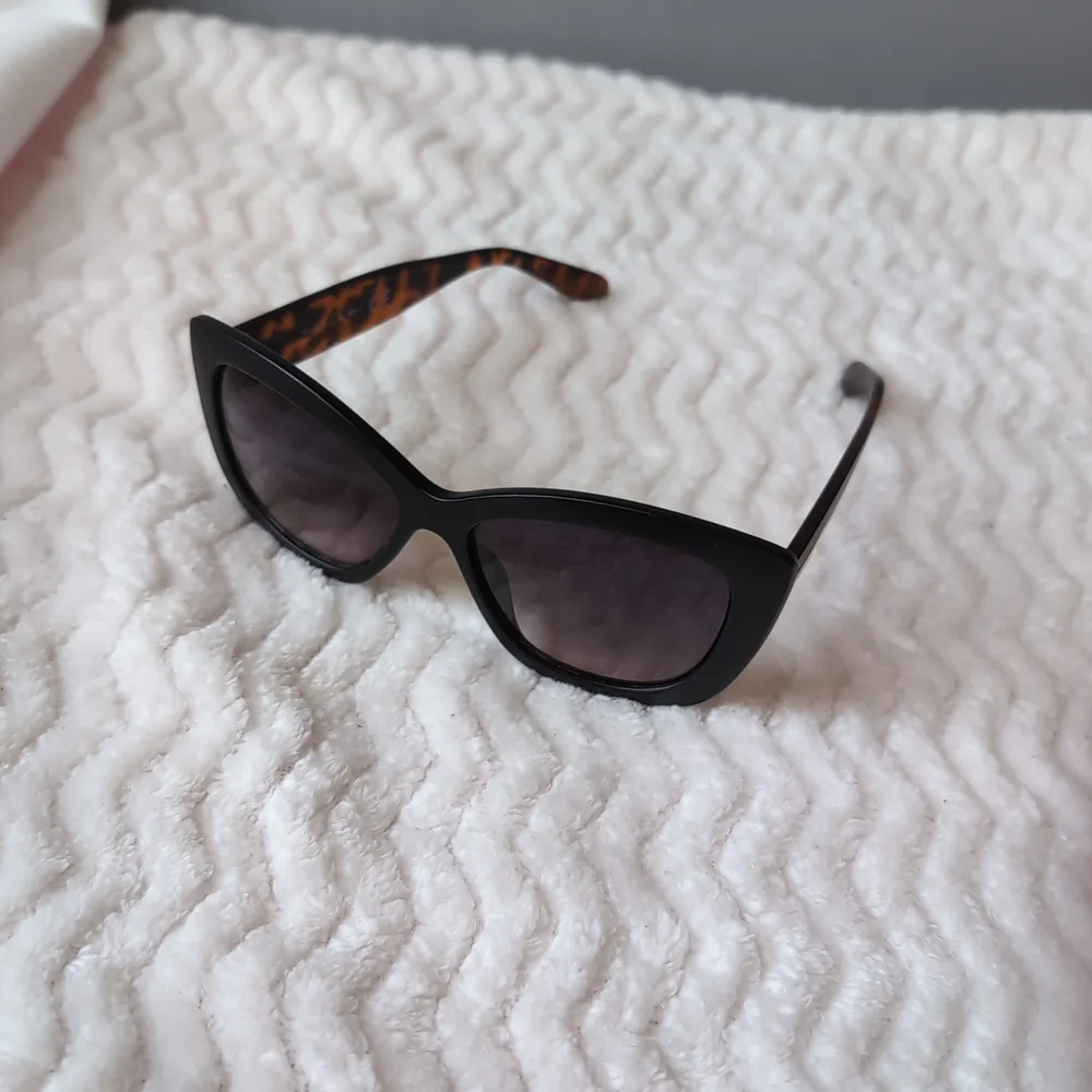 🙋B2G1! Tahari Large Cat eye Matte Black Tortoise Sunglasses - Picture 3 of 5